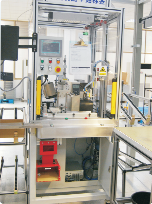 Automatic labelling machine